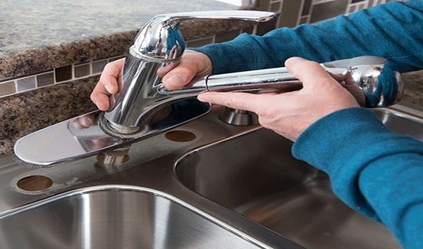 Vì sao vòi lavabo bị lỏng chân sau một thời gian sử dụng?